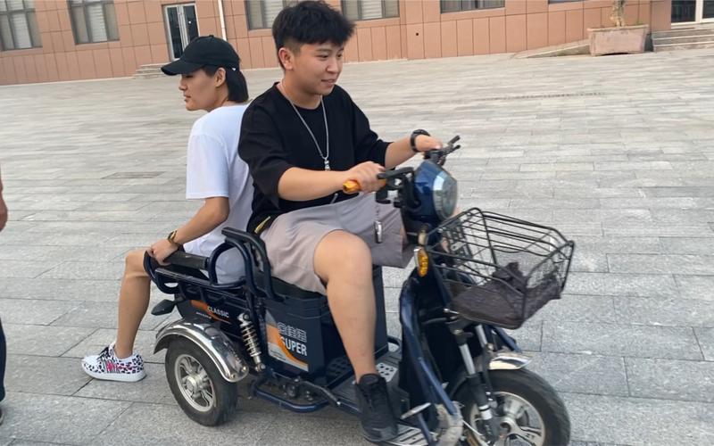 拉風(fēng)帥氣電動三輪車